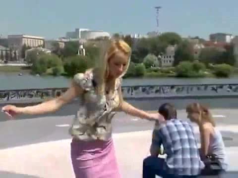 Руска репортерка падна във фонтана - Смях