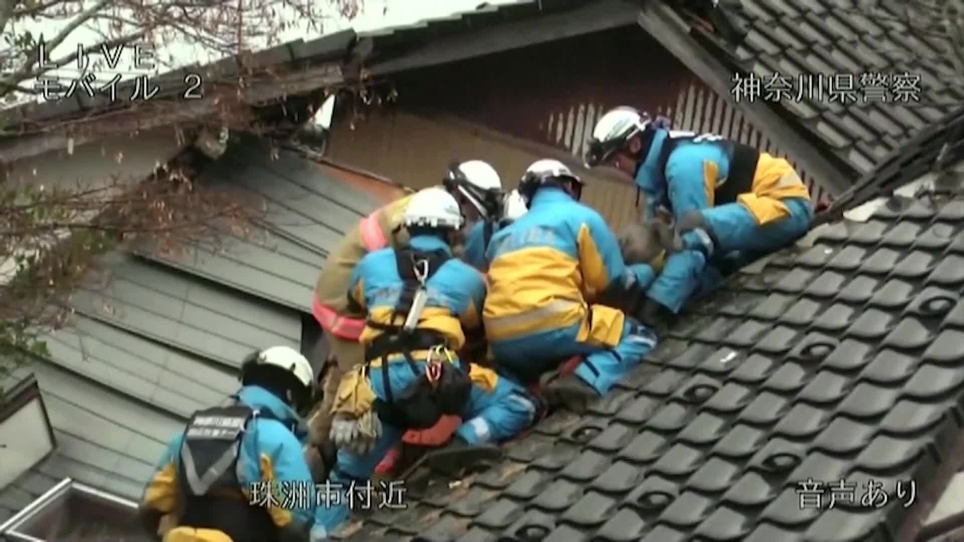 СЛЕД 3 ДНИ: Японски спасителен екип извади мъж от срутена сграда