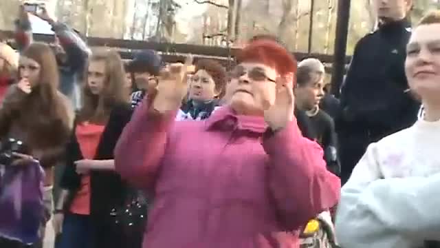 Тази баба е влезнала яко във филмa - смях :d