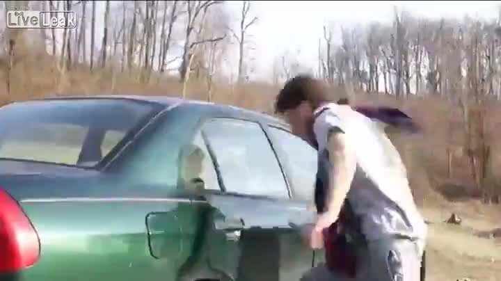 В опит да разбие стъкло с глава