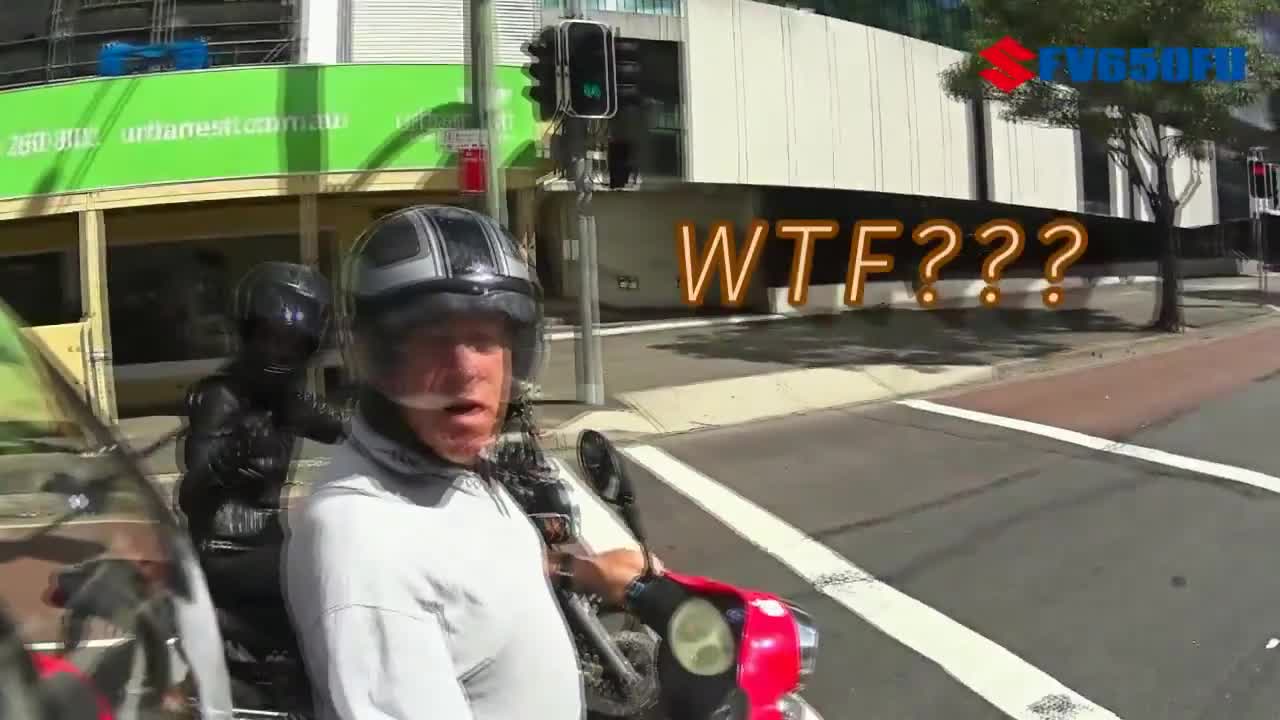Какво може да се обърка, когато среща момиче на пътя?