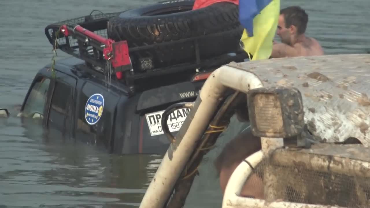 Руснаци потопиха джип 4x4 на офроуд
