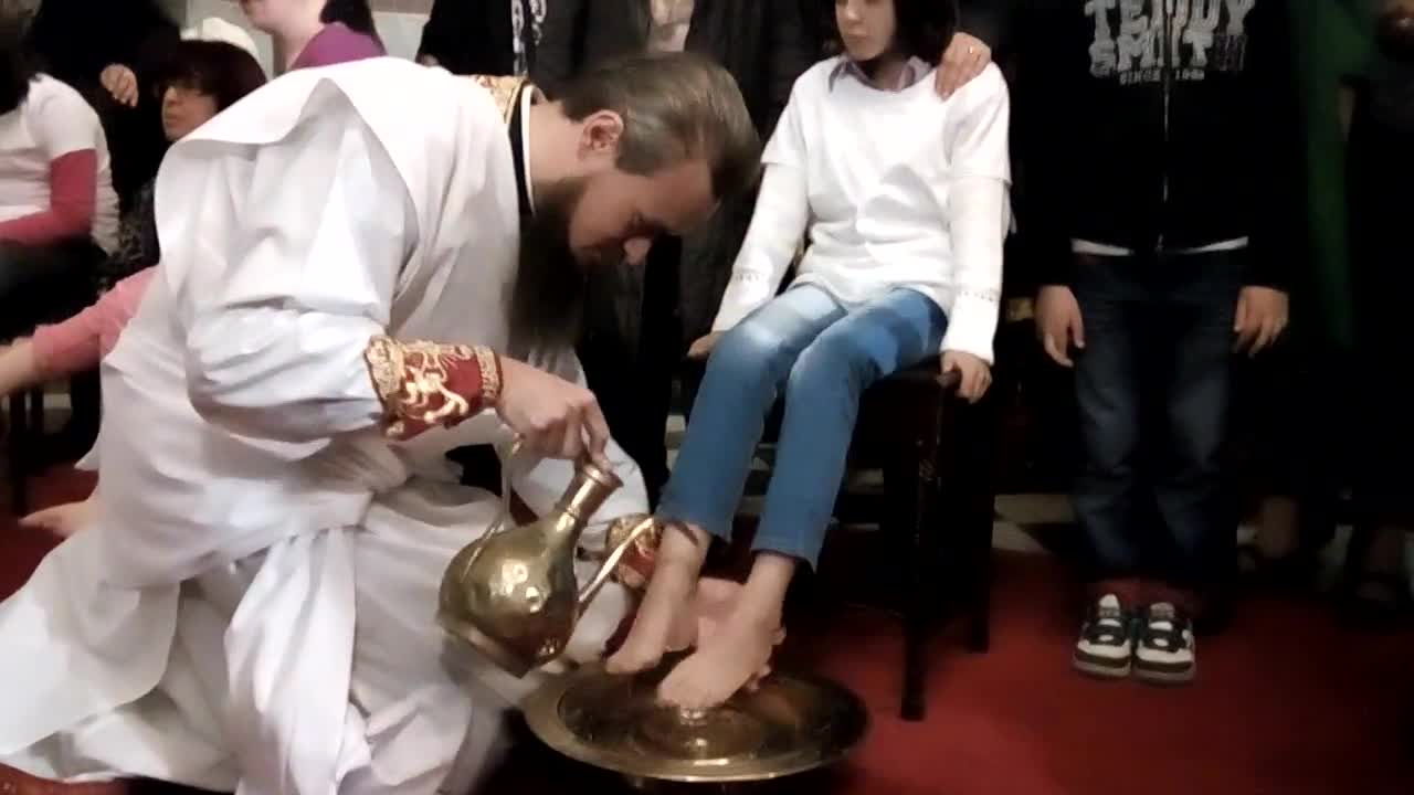 Умиване на нозете на 12 деца с благословията на патриарх Неофит