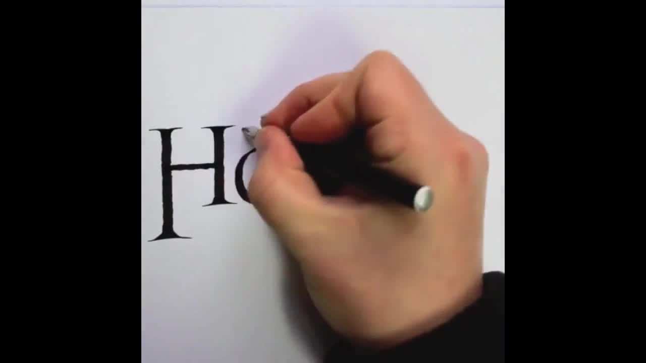 Художник прави собственоръчно известни лога