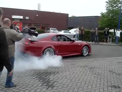 Toyota Supra Полудява на улицата 