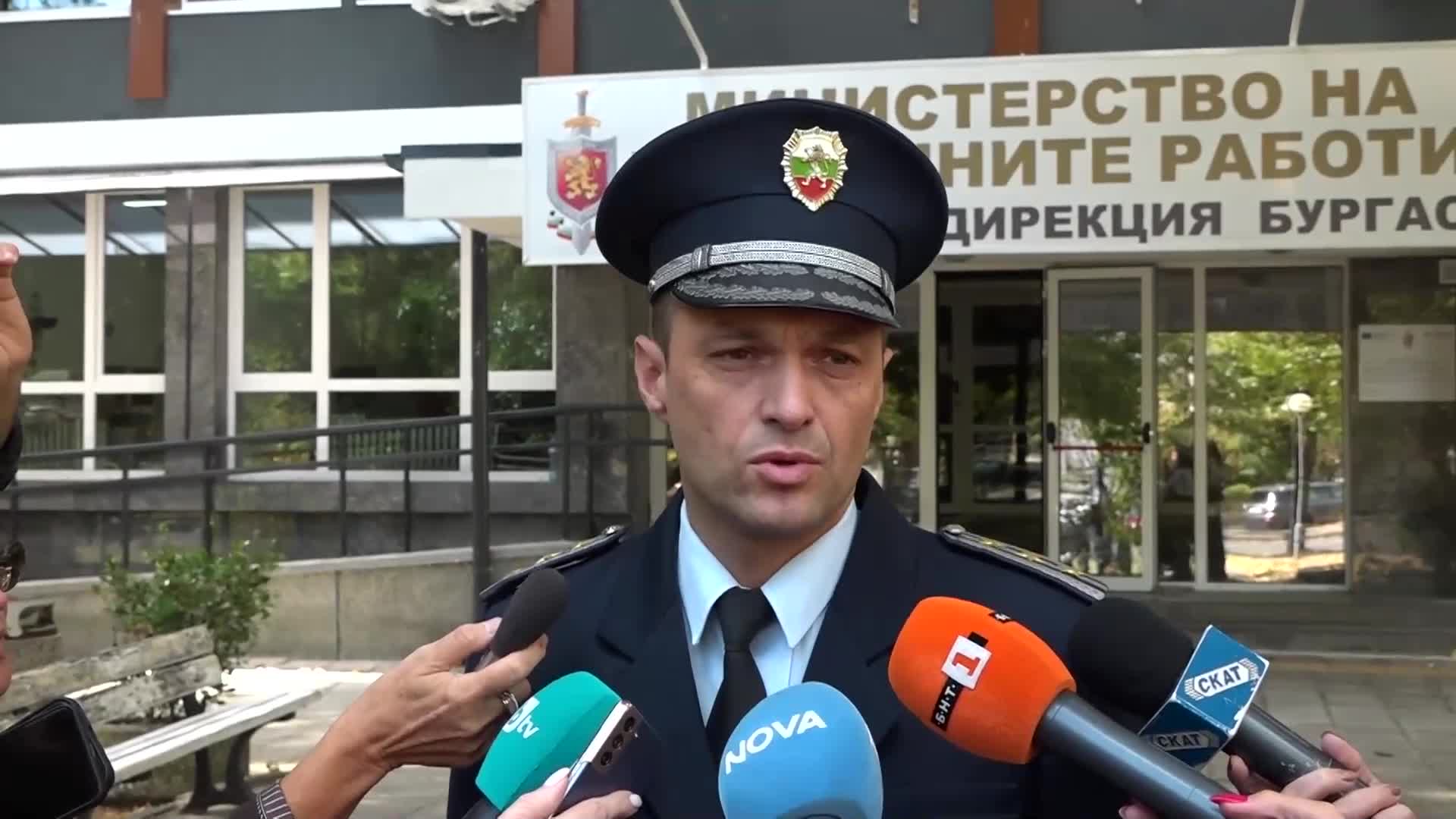 Екшън в центъра на Бургас: Патрулка се вряза в оптика при гонка с криминално проявен с колело