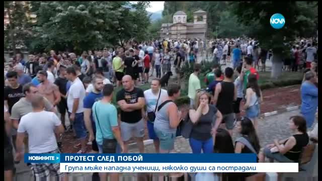 СЛЕД ПОБОЯ НАД УЧЕНИЦИ И ТРЕНЬОРИ: Хиляди на протест в Асеновград