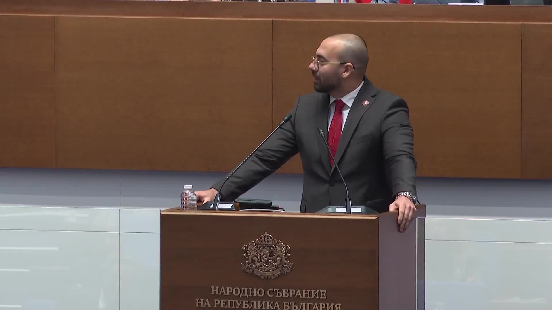Депутат към Митов: Протестираха срещу вас и така се уплашихте, че ви се накъдриха косите