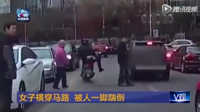 Рокер си отмъсти на повлекана пешеходка, събаряйки я с ритник на земята