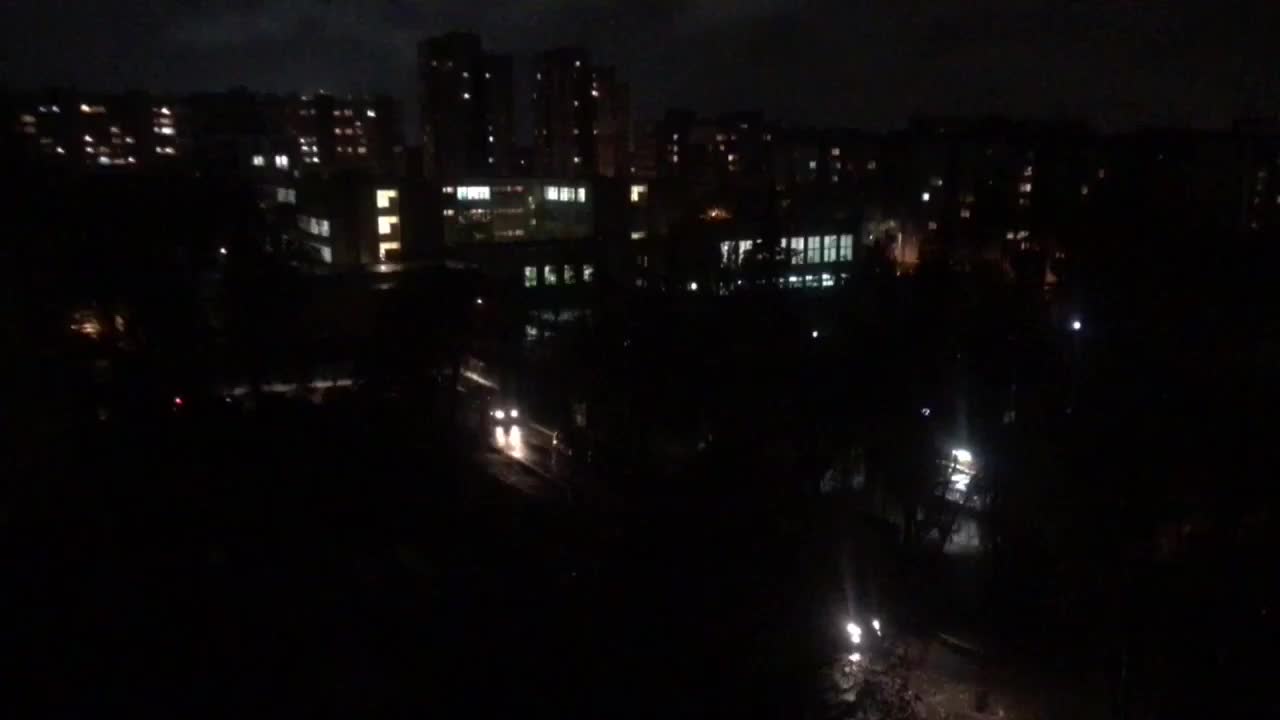 Неосветена улица край училище