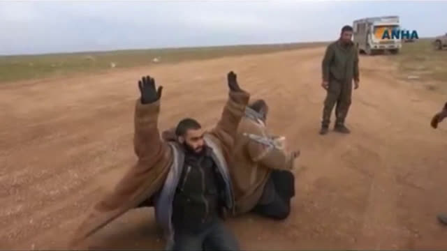 Бойци на ИДИЛ се предават в Сирия (ВИДЕО)