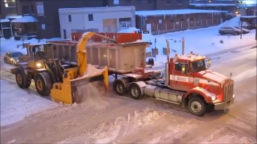 Ето как се почистват заснежените пътища в Канада