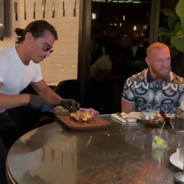 Конър Макгрегър изяде пържола за $1,000 при Salt Bae в Дубай