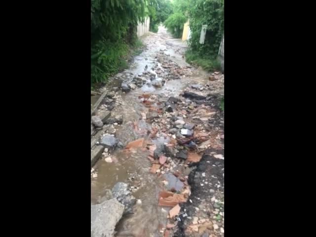 Разбита улица след поройния дъжд във Варна