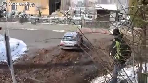 Рали пилот прави неочакван финт преди завой , спечели аплодисментите на публиката !