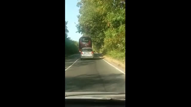 Автобус изпреварва на завой и влиза в насрещното
