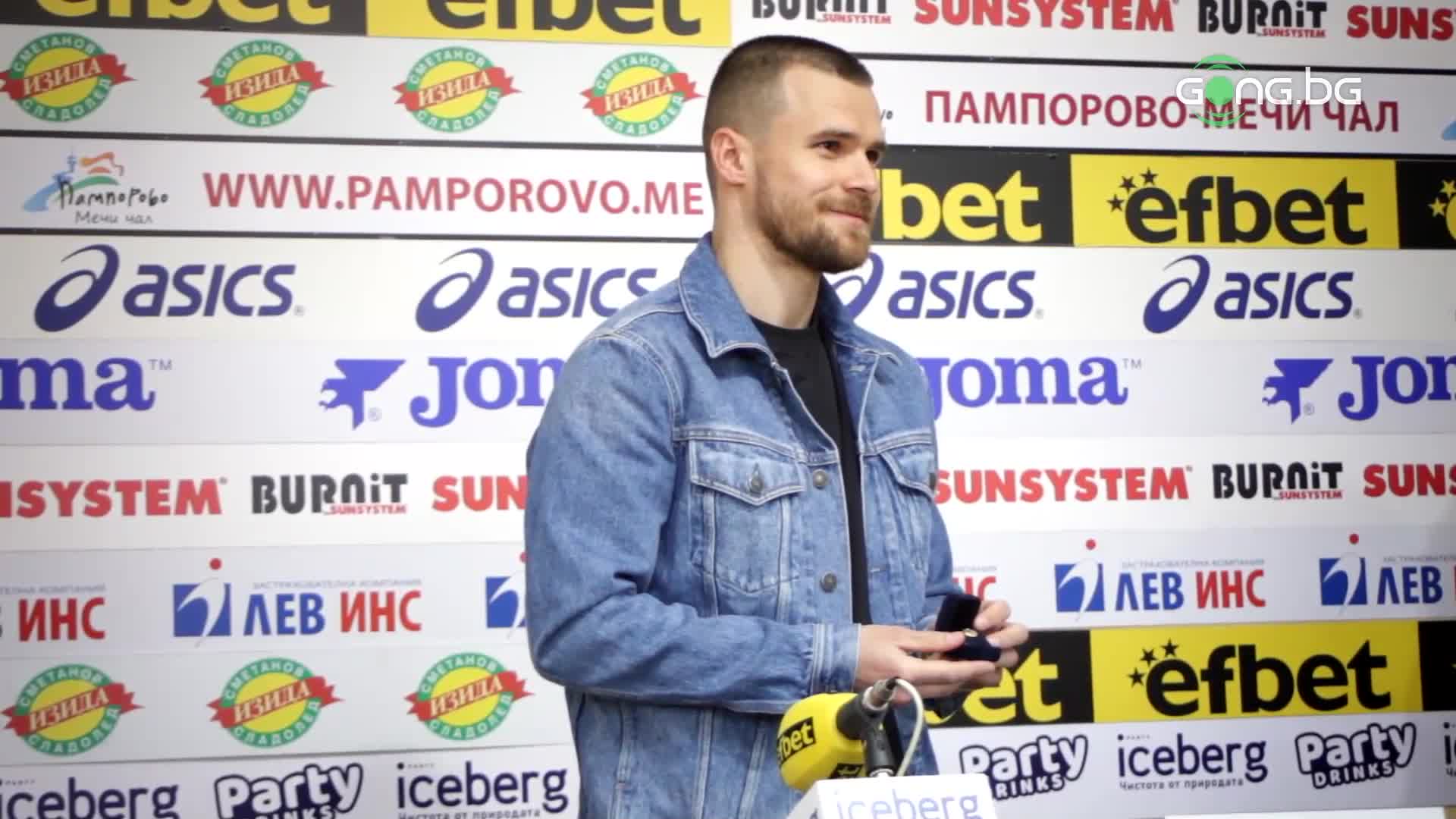 Радослав Кирилов с награда за Футболист №1 за месец март