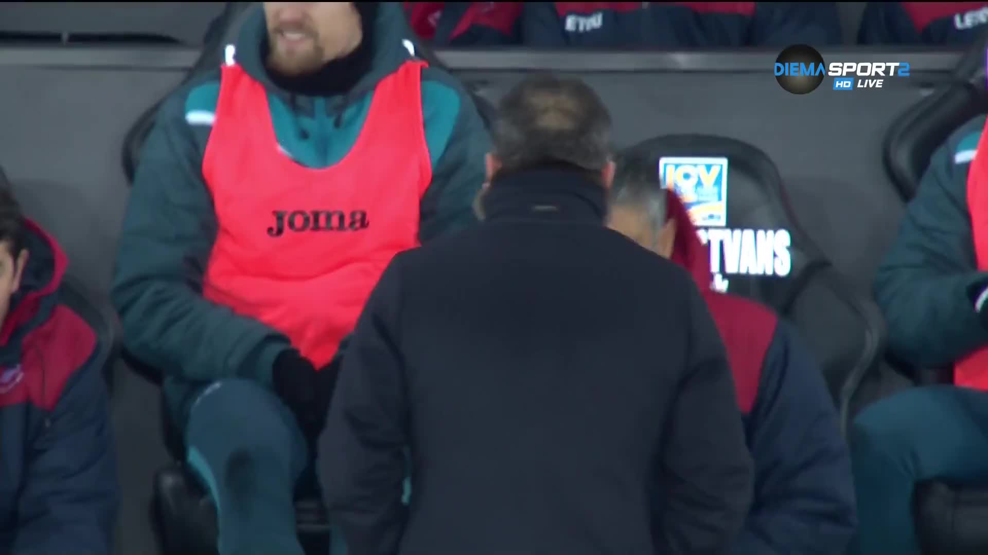 Суонси продължава да гази Каунти