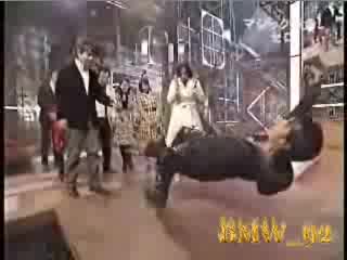 Уникално!!! Човек Стои Във Въздуха