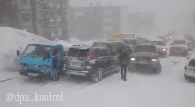 Скъпа зимна пързалка с коли