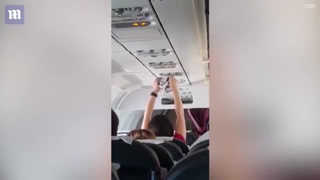 Жена си свали бикините в самолет , за да ги суши