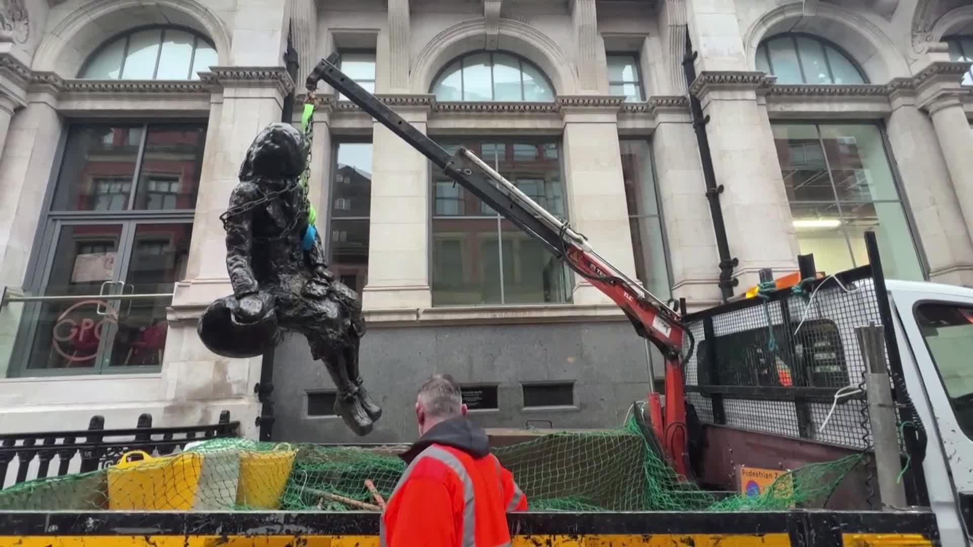 Вдъхновена от Бийтълс статуя бе премахната след вандализъм (ВИДЕО)