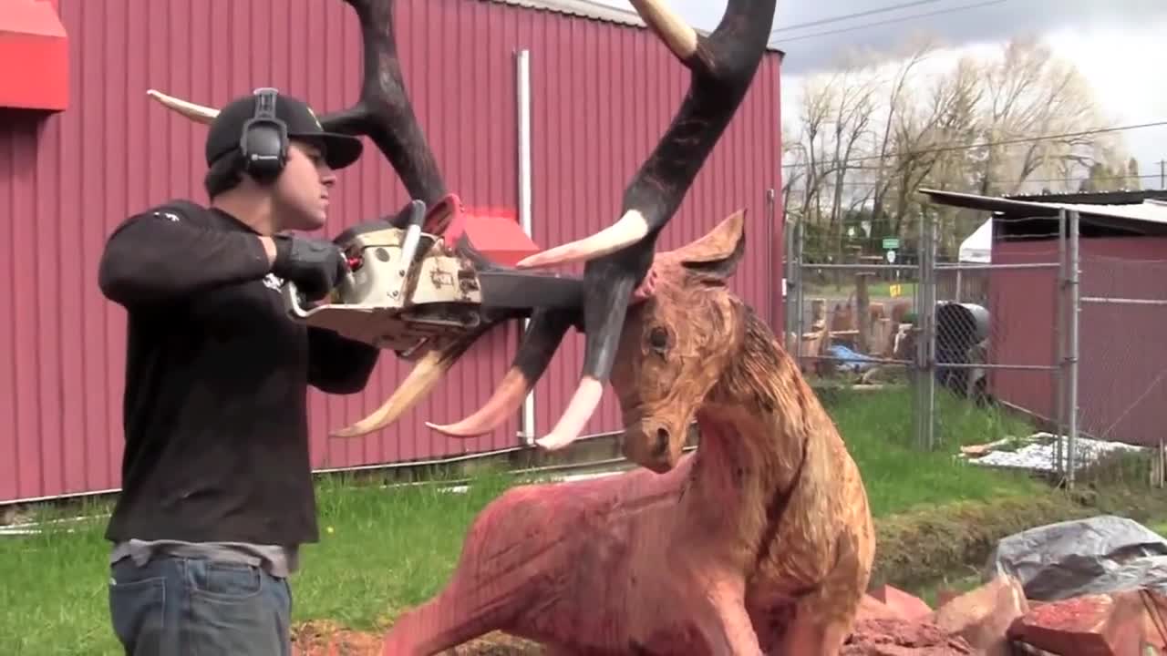 >Мъж прави лос от дърво с моторна резачка !
