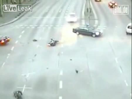 Мотоциклетист се блъска във автомобил със 120 км/ч