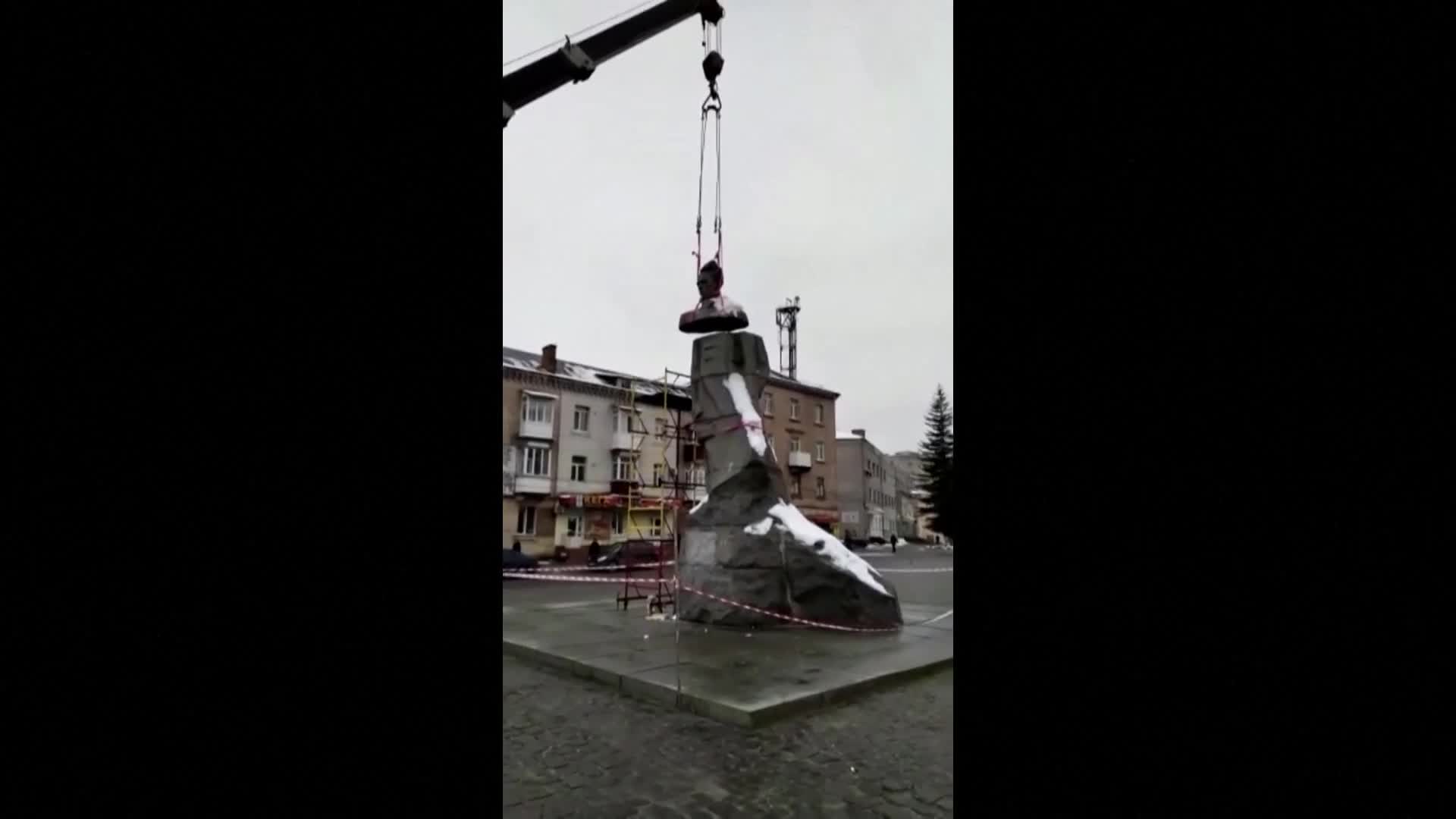 В Украйна премахнаха статуя на известен съветски писател (ВИДЕО)