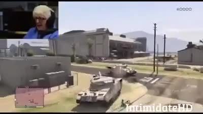 Бабе се надъхва, докато играе Gta 5