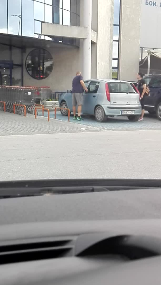 Нагъл шофьор заема инвалидно място на паркинг