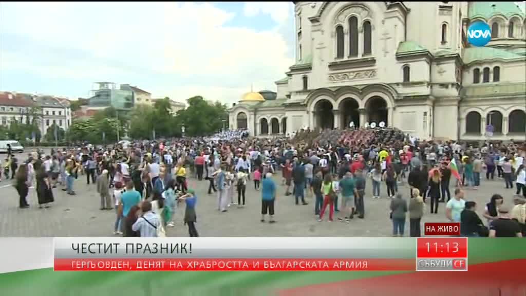 Кулминацията на парада: Ротите се снимат пред „Александър Невски”