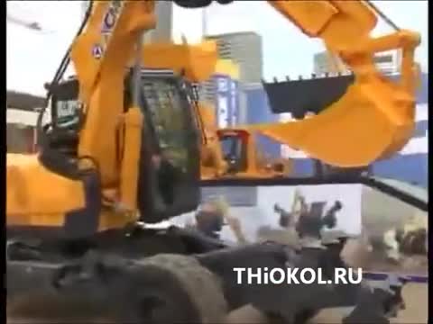 Багер играе балет на изложение за техника!