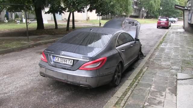 Кола изгоря пред блок в Русе