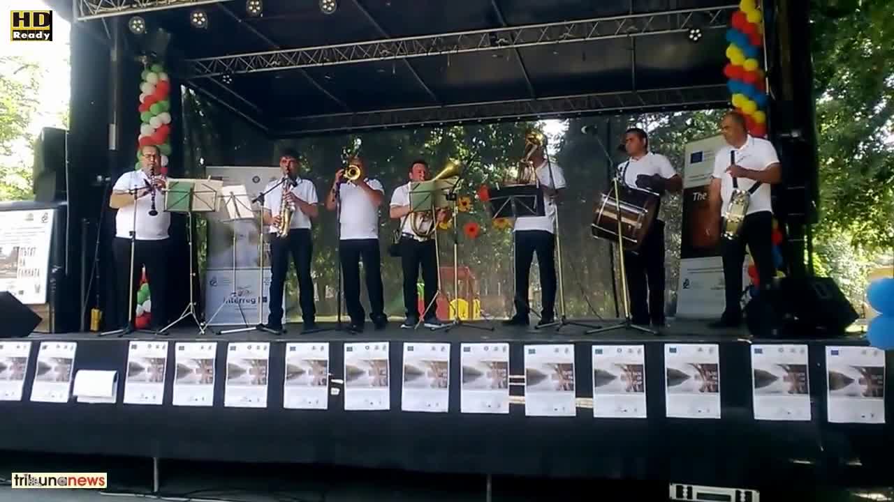Ръководител Володя Дешков-духовата на Радичков без евро-гейски тромпети бутони отгоре-бравооооооооо!