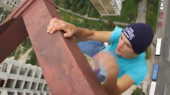 Луд е! Определено си играе със смъртта !