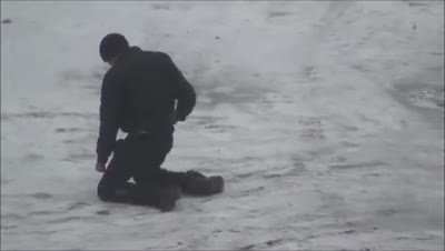 Пиян руснак раздвоен между пътя към къщи и тренировка