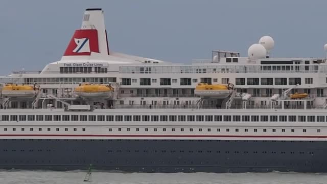 Най-големият пътнически кораб за сезона акостира във Варна