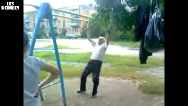 Дядка пада много мощно по лице