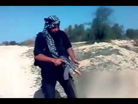 Калашник се чупи в ръката на човек докато стреля 
