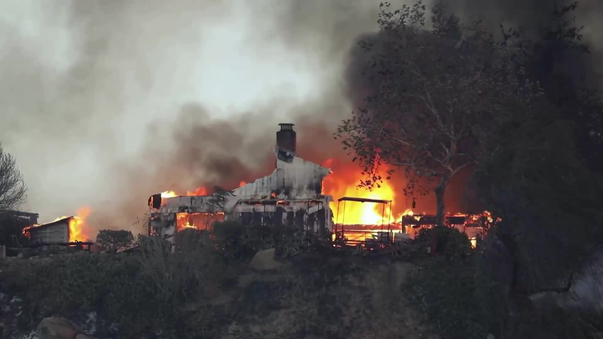 Двама загинали при пожара във Феървю,Калифорния, наредена е евакуация (ВИДЕО)