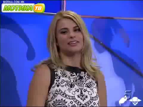 водещ съблича гола участничка пред камерите 