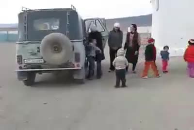 Колко деца ходят на училище с този малък джип в Казакстан