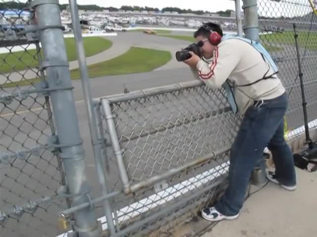 Не е лесно да си фотограф на Nascar състезание