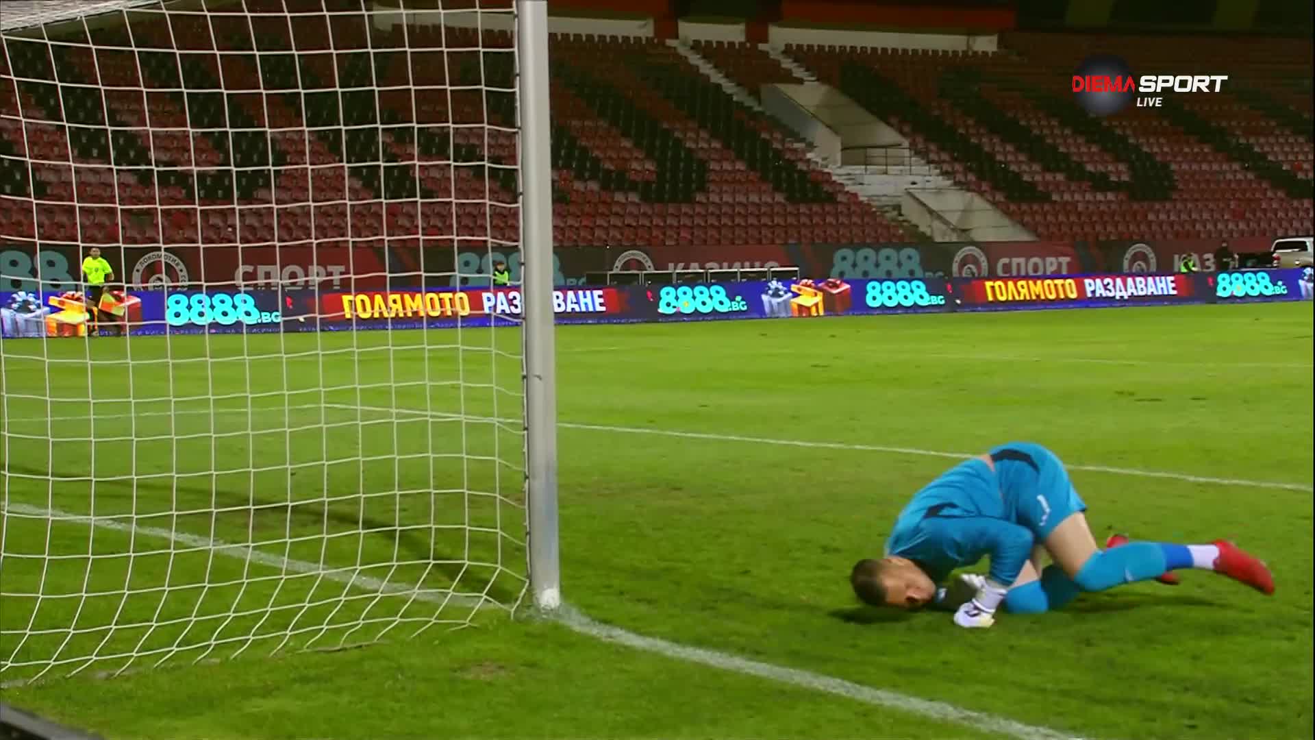 Страхотен шут на Спас Делев срещна страничната греда