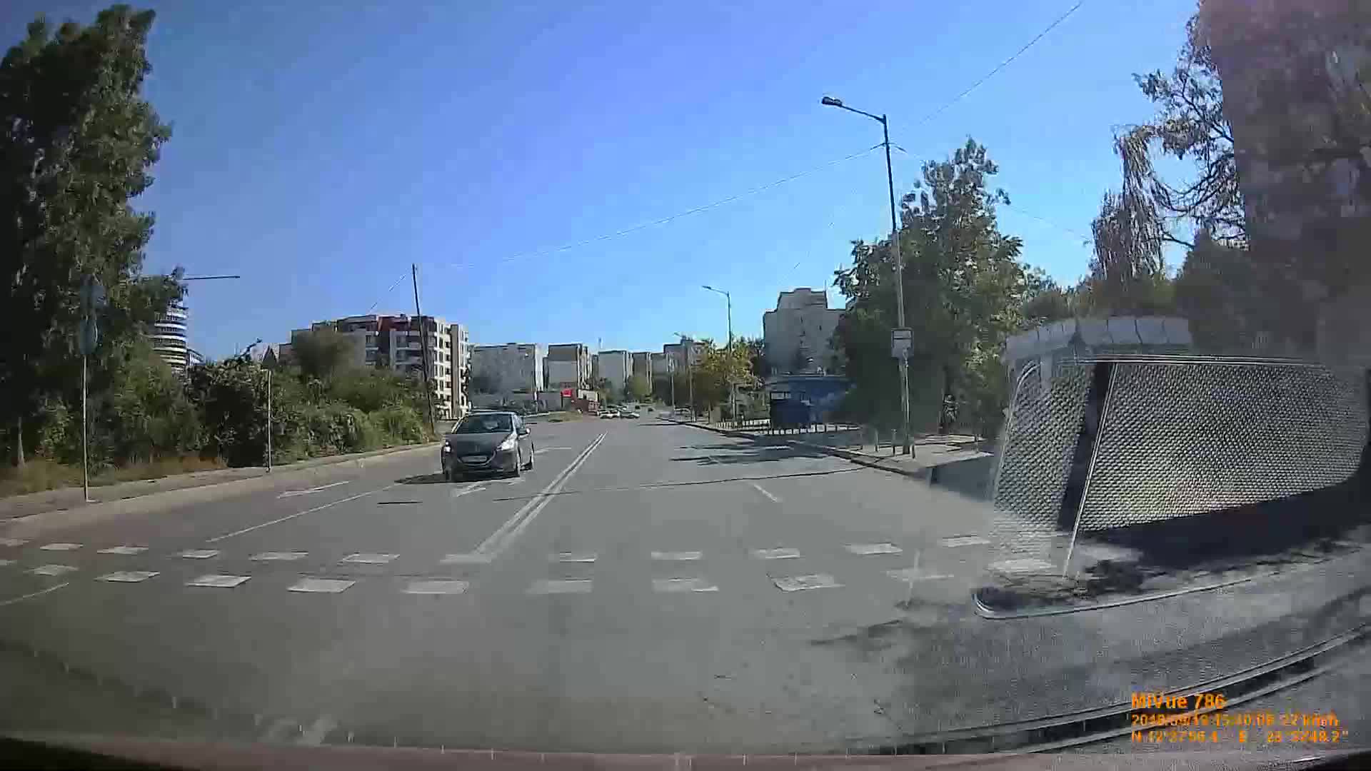 Опасно преминаване на кръстовище и отнемане на предимство