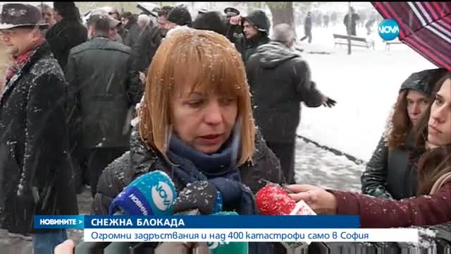 Над 100 снегорина почистват основните пътища в София