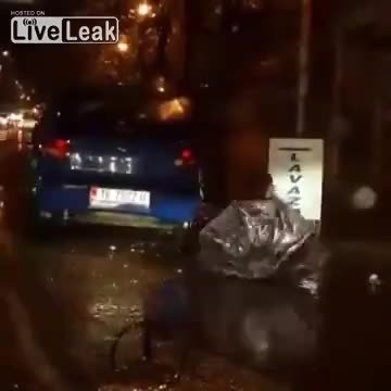 Момиче пада в шахта. Смях..