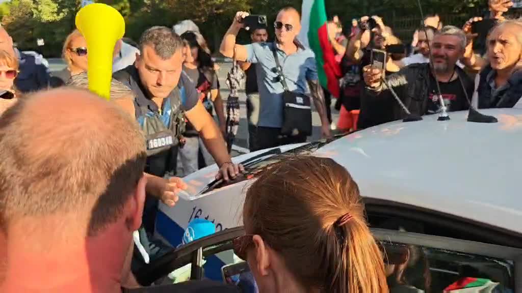 Протестиращи нападнаха екип на NOVA в Сопот