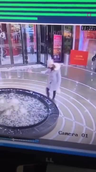 Китайка падна във фонтан докато си чати